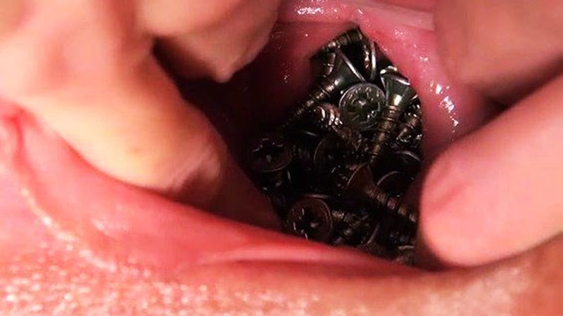 Брюнетку с большой пиздой жестко наказывает сексуальная безжалостная баба с плеткой